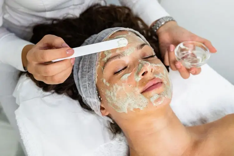 Ile trzymać peeling na twarzy, aby uniknąć podrażnień i uzyskać efekty?