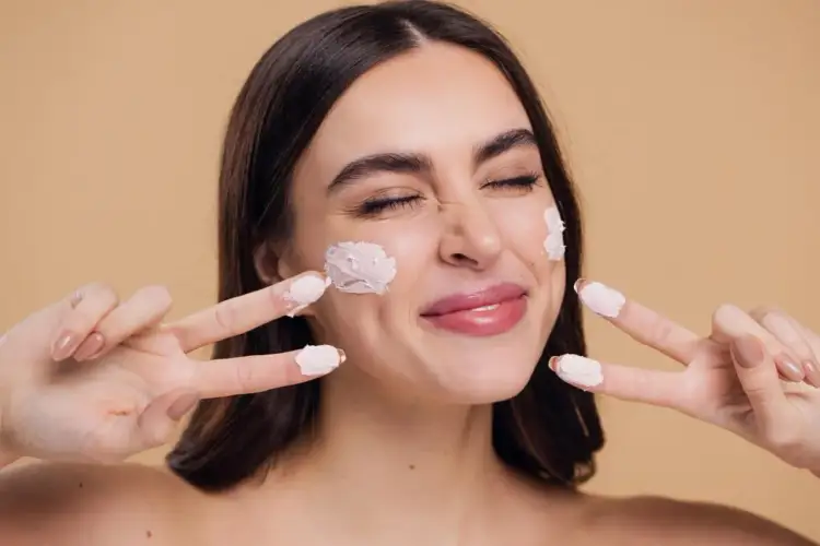 Jak nakładać SPF pod makijaż, aby uniknąć problemów z aplikacją