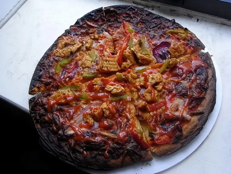 Jak długo i w jakiej temperaturze piec mrożoną pizzę - poradnik