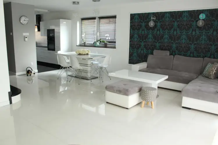 Płytki czy panele w salonie – co wybrać, by uniknąć rozczarowania?