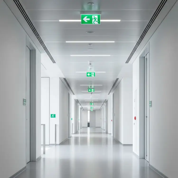 Oświetlenie awaryjne w twoim budynku - więcej niż wymóg, to gwarancja bezpieczeństwa