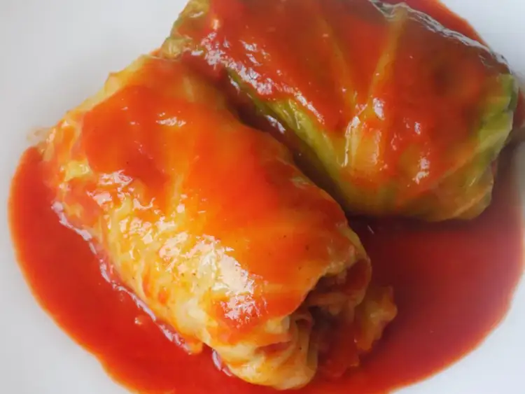 Jak zrobić gołąbki z ryżem w sosie pomidorowym: Prosty przepis