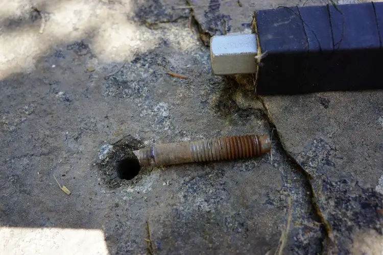 Skuteczny sposób jak wyciągnąć kotwę z betonu: 3 sprawdzone metody