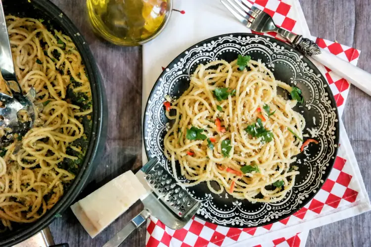 Pyszne spaghetti z boczkiem, chili i czosnkiem w 20 minut