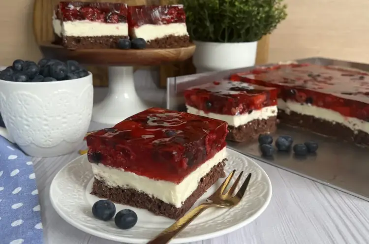 Biszkopt z galaretką bez kremu - Idealny przepis, bez wpadek!