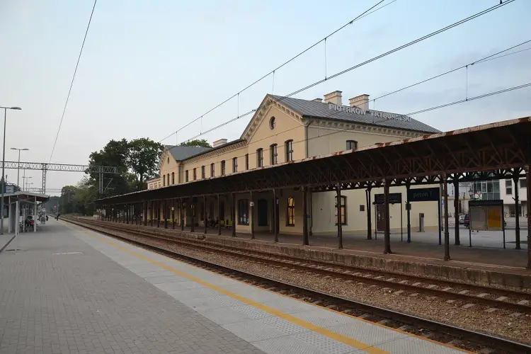 PKP Piotrków Trybunalski - Jak sprawdzić rozkład i dojechać?