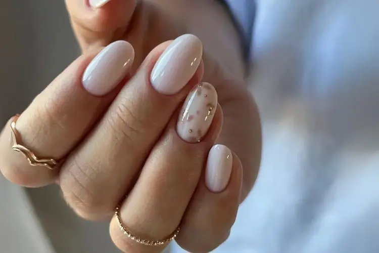 Manicure na komunię dla mamy - Elegancja bez przesady
