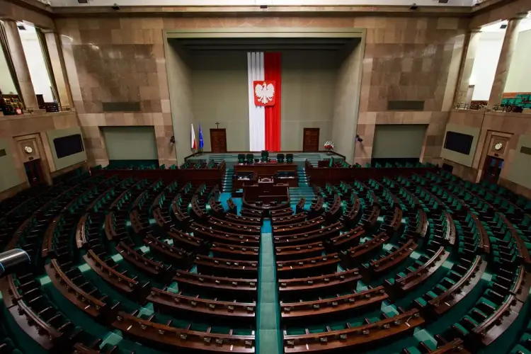 Ile PiS ma procent w sejmie? Zaskakujące wyniki sondaży 2025
