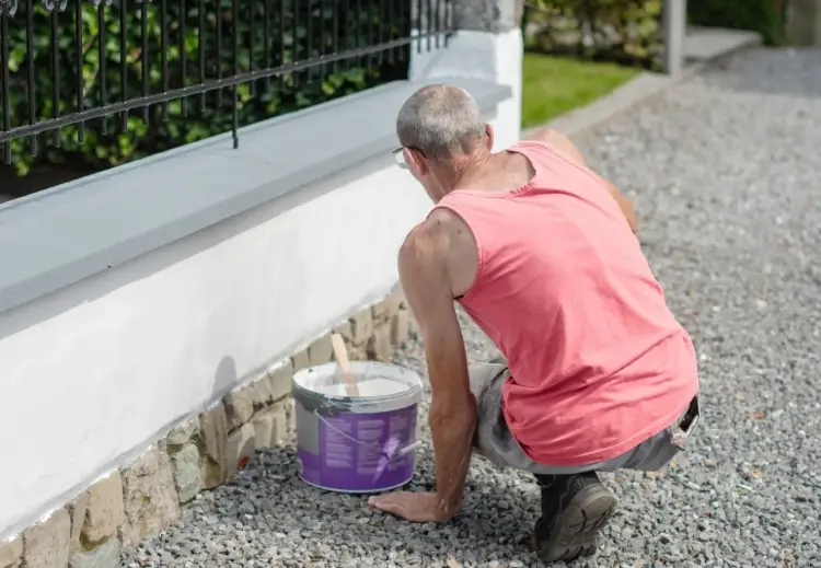 Malowanie płotu betonowego - Jak uzyskać trwały efekt bez błędów?
