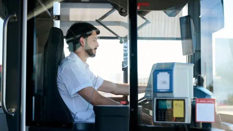 Ile zarabia kierowca autobusu? Prawdziwe zarobki i dodatki
