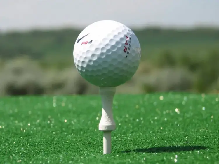 Jak daleko leci piłka golfowa? Odkryj maksymalne odległości i czynniki wpływające