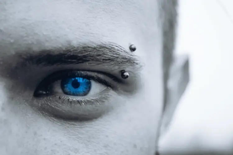 Piercing brwi - Jaka nazwa? Jak wybrać kolczyk i dbać?