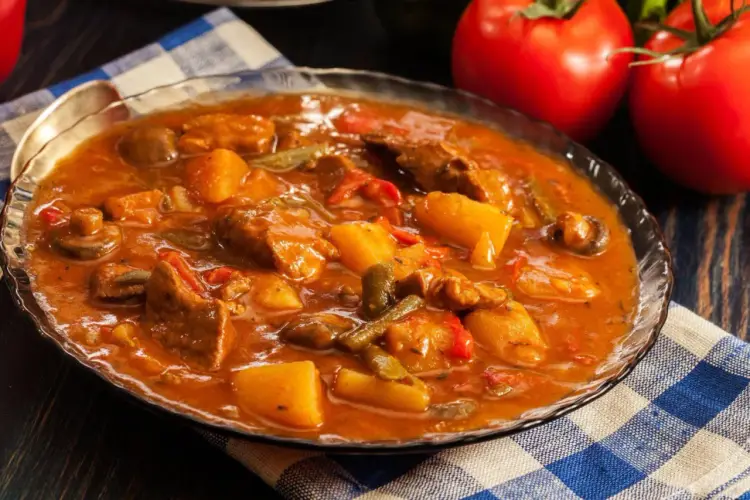 Zupa gulaszowa - przepis na sycący obiad w jednym garnku