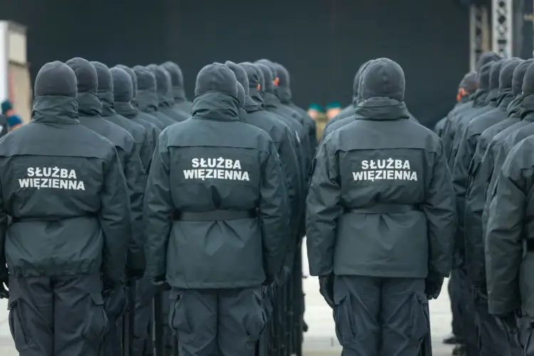 Zarobki w Służbie Więziennej – ile na start i po latach?