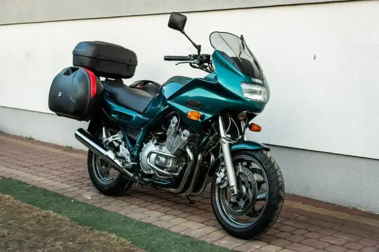 Yamaha XJ 900 - klasyk, który kupuje się sercem, sprawdza rozumem