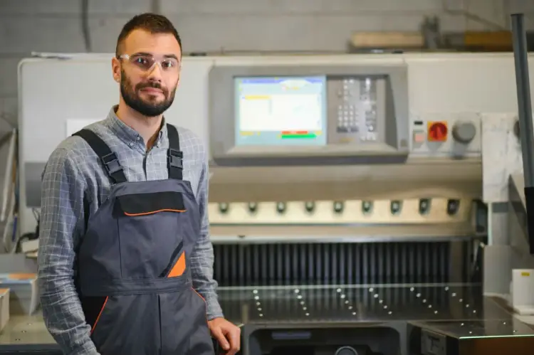 Operator CNC - Ile zarabia? Jak zacząć bez doświadczenia?