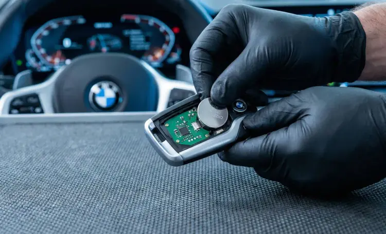 Wymiana baterii w kluczyku BMW - Jak zrobić to szybko i bez błędów?