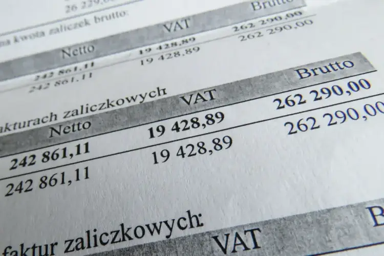 Zwolnienie podmiotowe z VAT - limit 240 000 zł. Czy na pewno się opłaca?