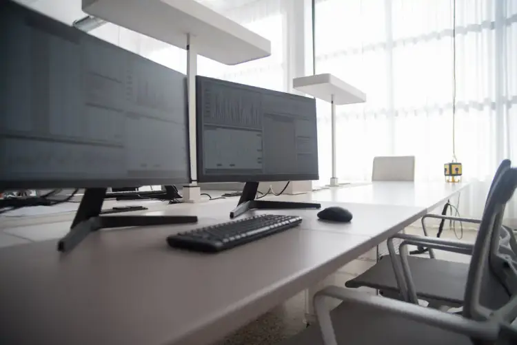 Jak ustawić dwa monitory na biurku - Poznaj ergonomiczne układy