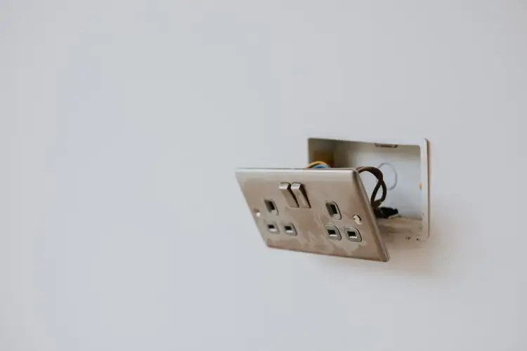 Jak podłączyć gniazdko elektryczne? Bezpieczny poradnik krok po kroku
