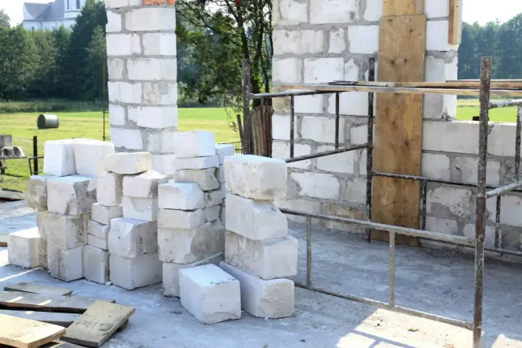 Jaki fundament pod komin wykonać prawidłowo - kompletny poradnik