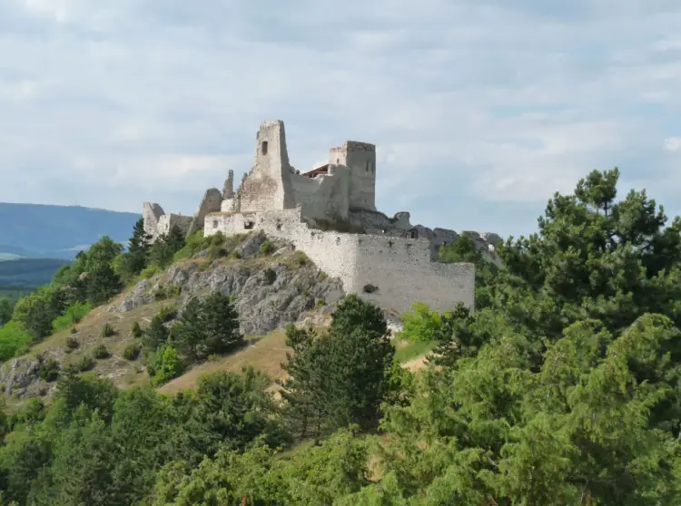 Zamek w Čachticach: mroczna historia Elżbiety Batory i tajemnice ruin