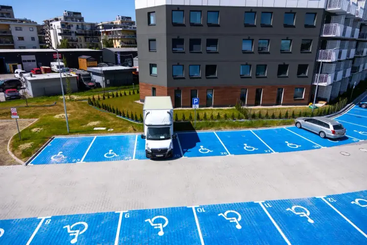Miejsce parkingowe dla niepełnosprawnych pod blokiem - jak je uzyskać?