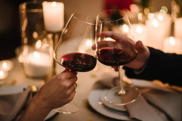 Alkohol po operacji zaćmy - kiedy bezpiecznie? Ryzyka i czas