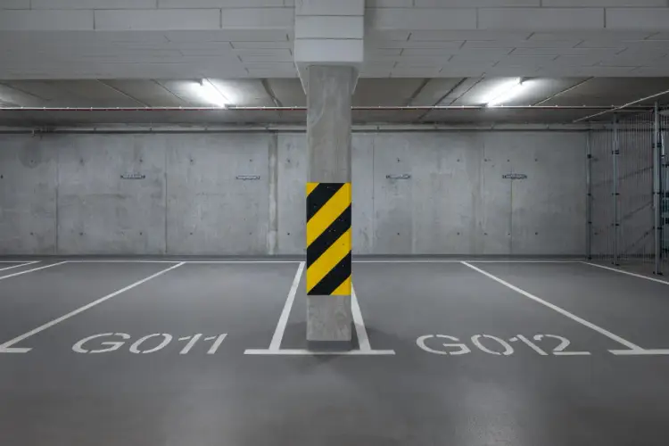 Ile kosztuje miejsce parkingowe pod blokiem? Poznaj realne koszty.