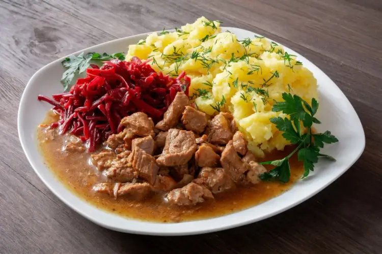 Gulasz z łopatki wieprzowej - Miękkie mięso, gęsty sos bez mąki