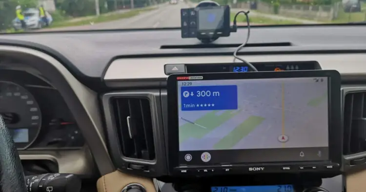 Yanosik w Android Auto - czy to ma sens? Sprawdź!