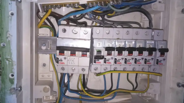 Brak jednej fazy (bezpieczniki ok)? Sprawdź, zanim wezwiesz elektryka
