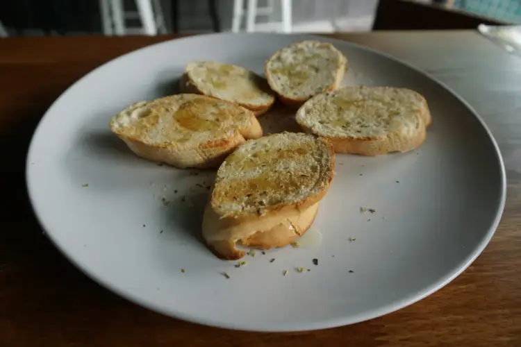 Bagietka czosnkowa kcal - Ile kalorii ma cała sztuka i jak ją jeść?