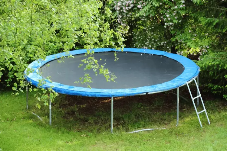 Jak zabezpieczyć trampolinę przed wiatrem? Skuteczne metody i porady