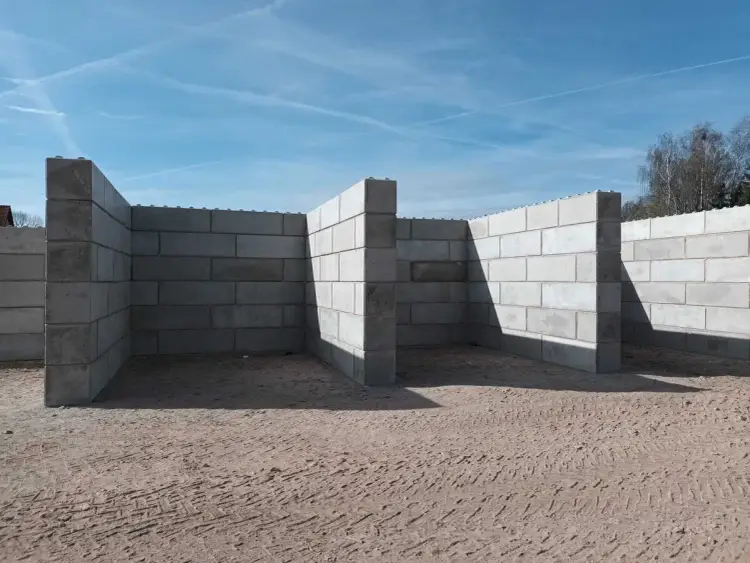 Mur z bloczków betonowych: Poradnik budowy krok po kroku