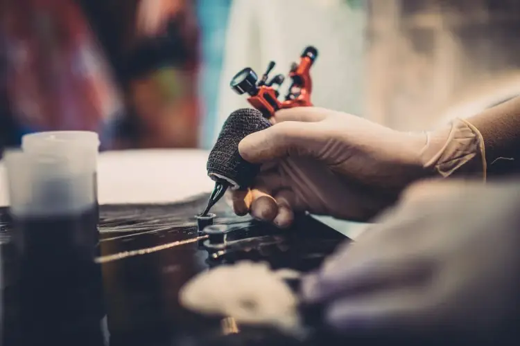 Czy tatuaż na nadgarstku boli? Praktyczny przewodnik przed pierwszym tattoo