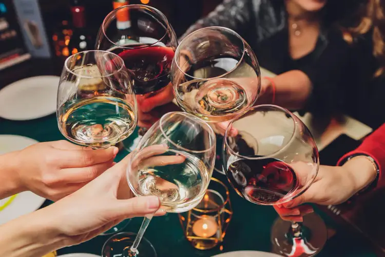 Tabletki antykoncepcyjne a alkohol - kiedy naprawdę jest ryzyko?