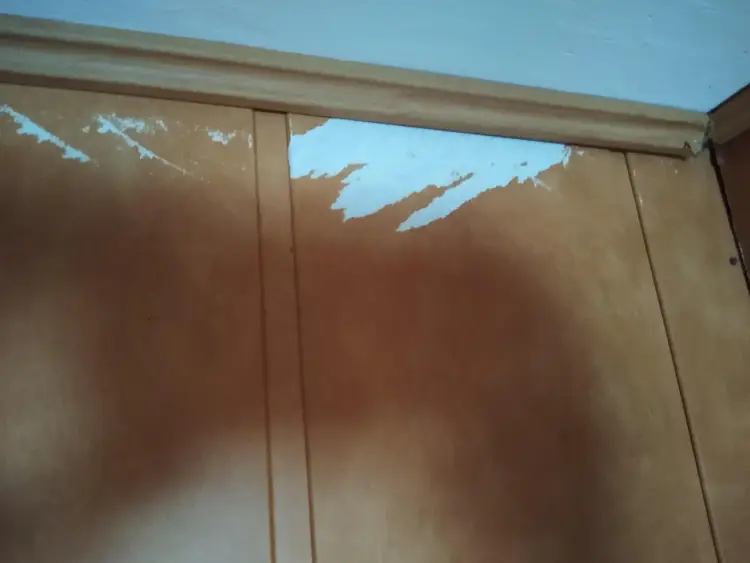 Stare panele papierowe jak nowe? Pomaluj je - poradnik DIY