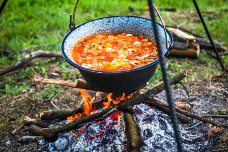Gulasz z kociołka - Przepis na soczyste mięso i pełny smak