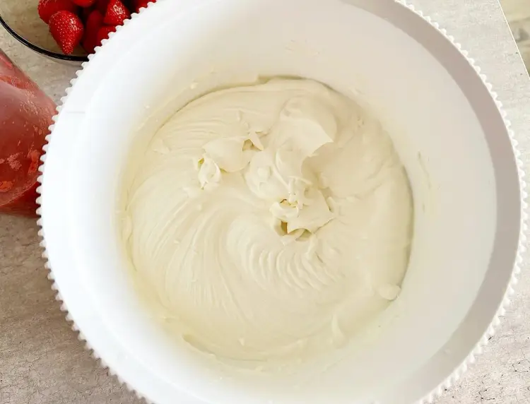 Krem z mascarpone do tortu i deserów - jak zrobić go idealnie