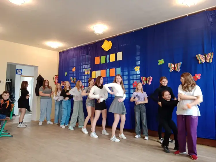 Dzień Kobiet w szkole - Jak świętować z klasą bez nudy i chaosu?
