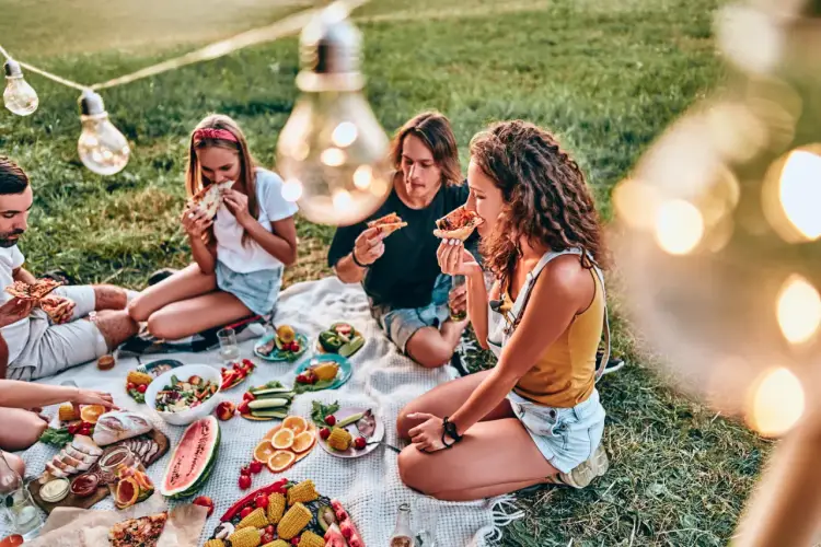 Co jeść latem? Uniwersalne pomysły na lekki obiad lub lunch