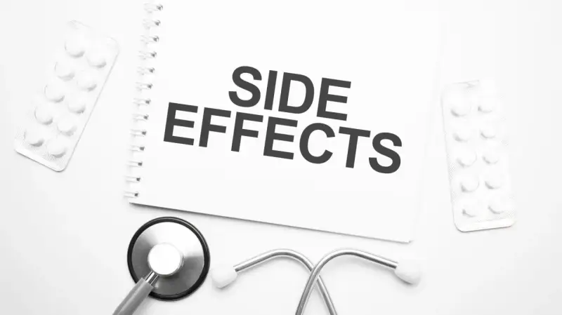 Notatka z napisem "SIDE EFFECTS" obok stetoskopu i opakowań leków. Czy NAC suplement ma skutki uboczne?
