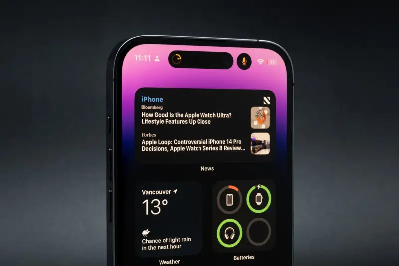 Nowy iPhone z dynamic island, wyświetlający wiadomości i pogodę.