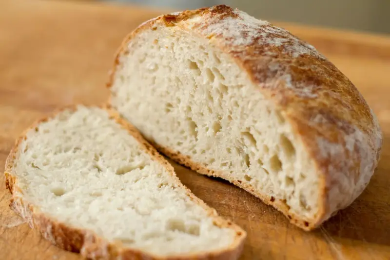 Pain artisanal tranché, la mie aérée témoigne d'une cuisson pain au four chaleur tournante parfaite.