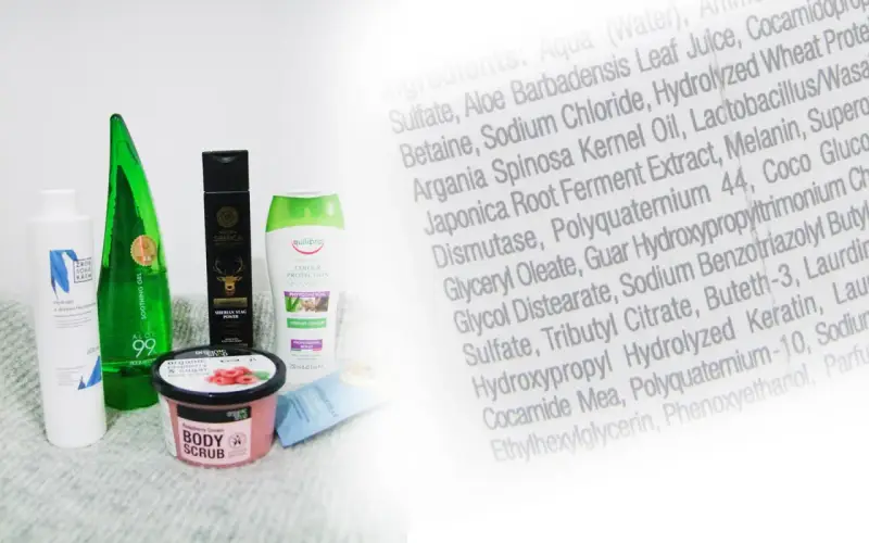 Kosmetyki do pielęgnacji: krem, żel aloesowy, szampon, peeling do ciała. Na drugim planie widać listę składników, w tym inci.