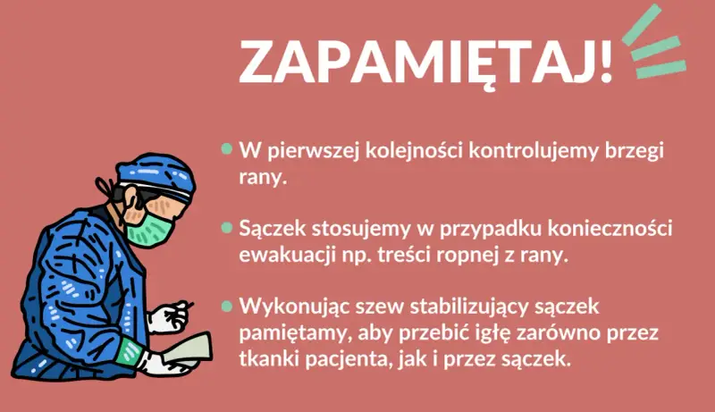 Chirurg w masce i fartuchu pokazuje, jak używać sączka do rany, by ewakuować np. treść ropną.