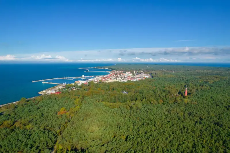 Widok na Półwysep Helski, gdzie warto zobaczyć urokliwe miasteczko, port i lasy.