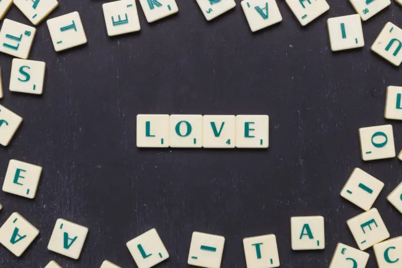 Litery układają się w "LOVE", tworząc uniwersalny język miłości.