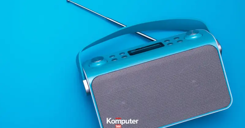 Turkusowe radio z anteną, gotowe do odbioru ulubionych stacji w jakości dab+.